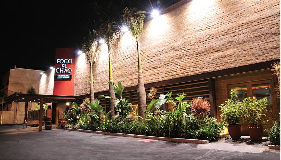 Entrada do restaurante Fogo de Chão em Moema, à noite, com a fachada iluminada